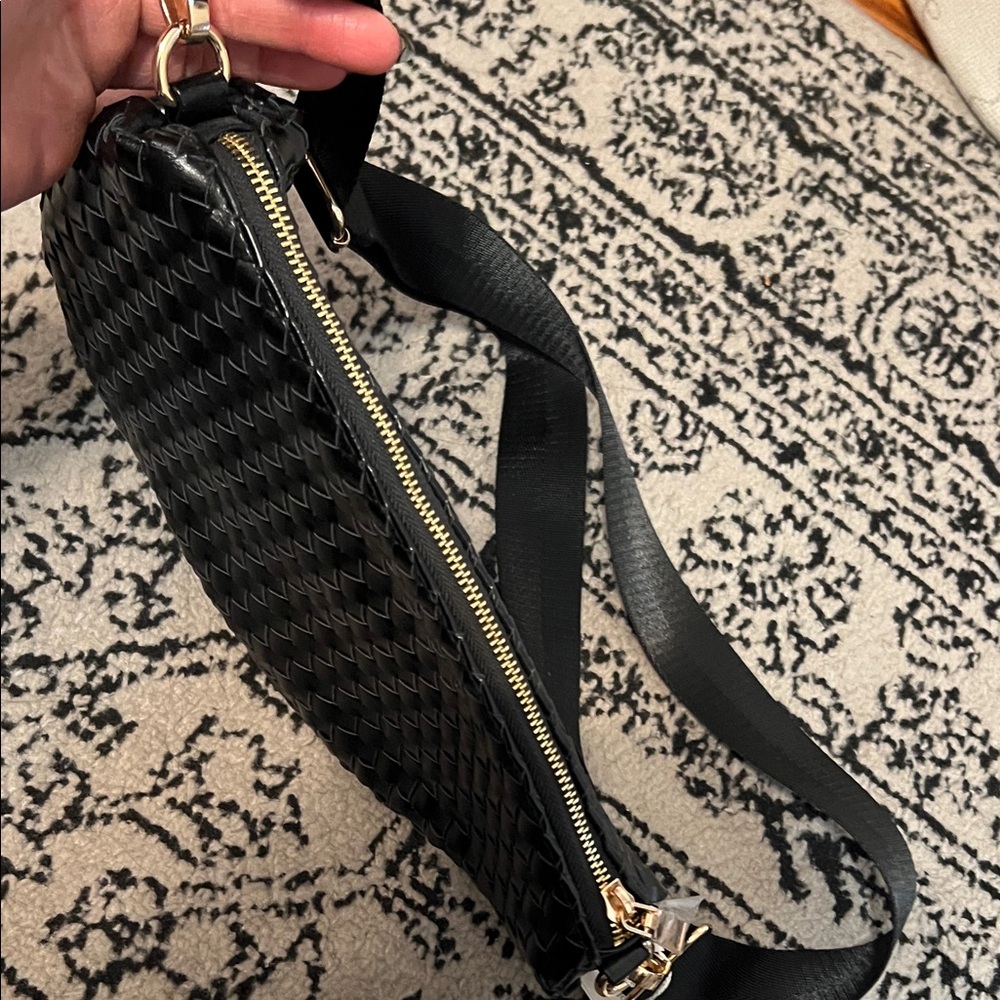 Elegant Black Woven Crossbody Bag - Picture 3 of 4